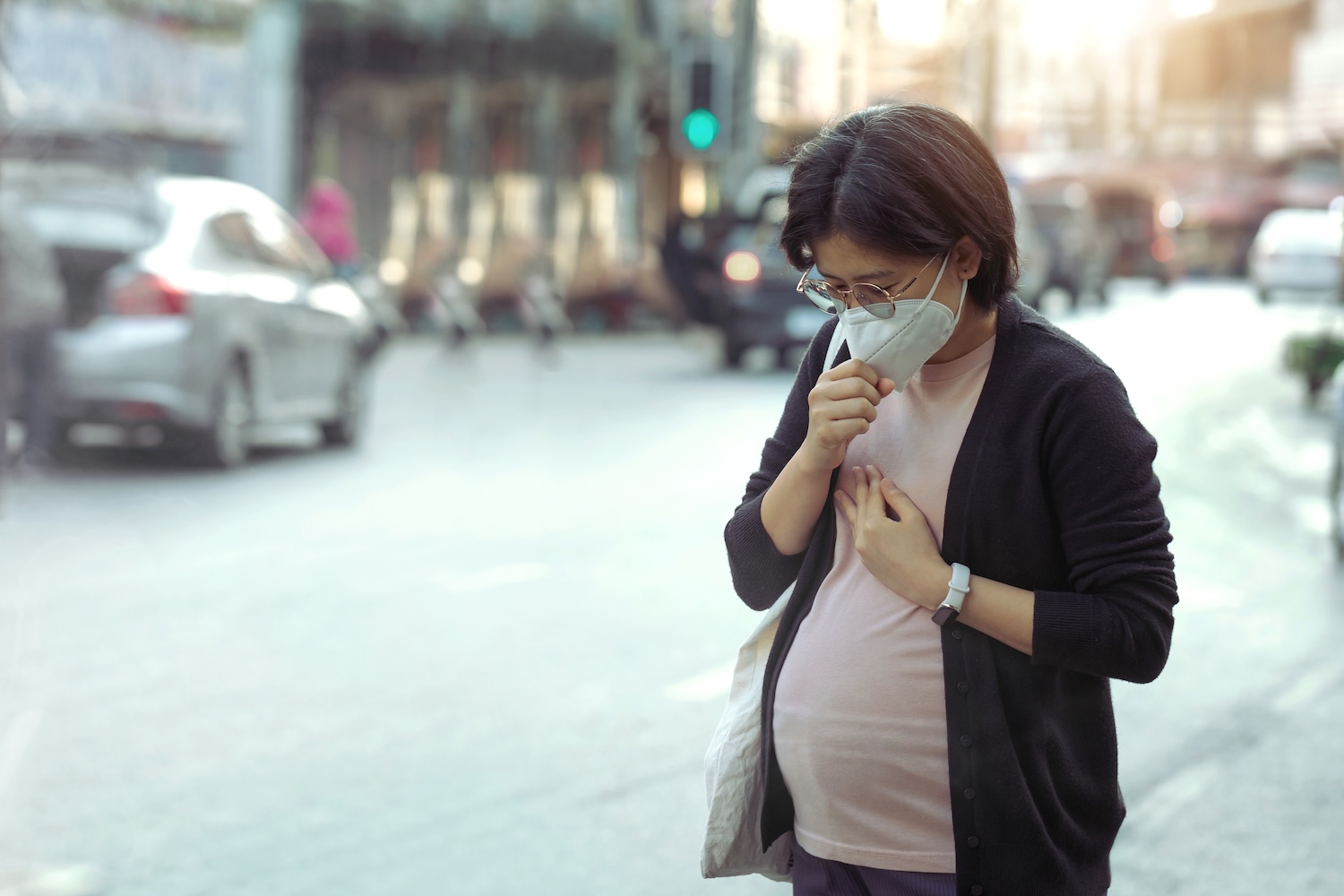 pregnant women wearing mask